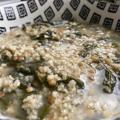 Minestra rigenerante al miglio, lenticchie e spinaci